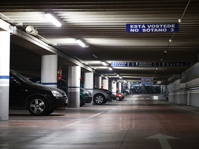 Dlaczego warto korzystać z zadaszonych parkingów strzeżonych przy lotniskach?