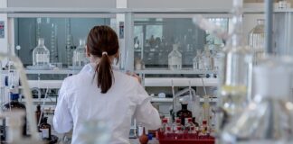 Ile zarabia lekarz w Danii?